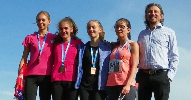 Medalistki w biegu na 300 metrów w towarzystwie Pawła Czapiewskiego. Z lewej wicemistrzyni Paulina Kosikowska (AZS AWF Gorzów), w środku brązowa medalistka Olga Rzeszewska (ALKS PWSZ Gorzów).