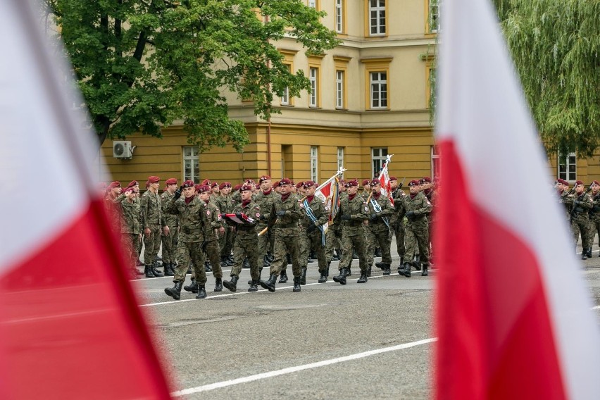Kraków. Spadochroniarze w czerwonych beretach wrócili z Bałkanów i Ukrainy [GALERIA]