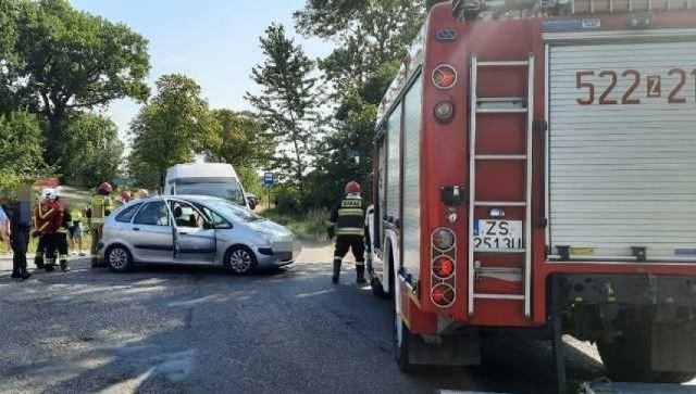 Do wypadku doszło na drodze nr 203 na skrzyżowaniu z drogą prowadzącą w kierunku Jarosławca. 