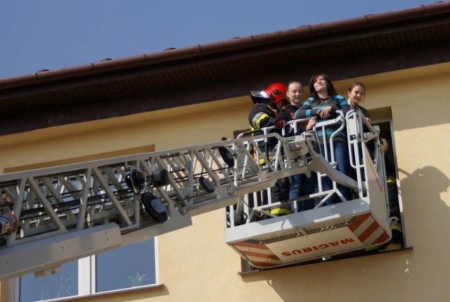 Dzieci jednej z klas ewakuowano przy pomocy drabiny strażackiej