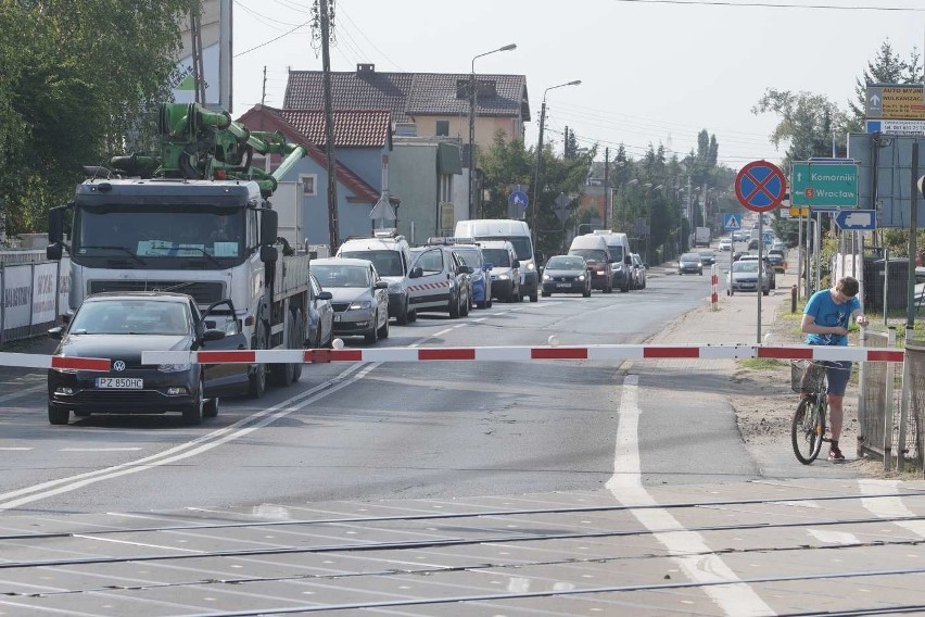 Przejazd zamykany jest średnio co kwadrans, dziennie przez...