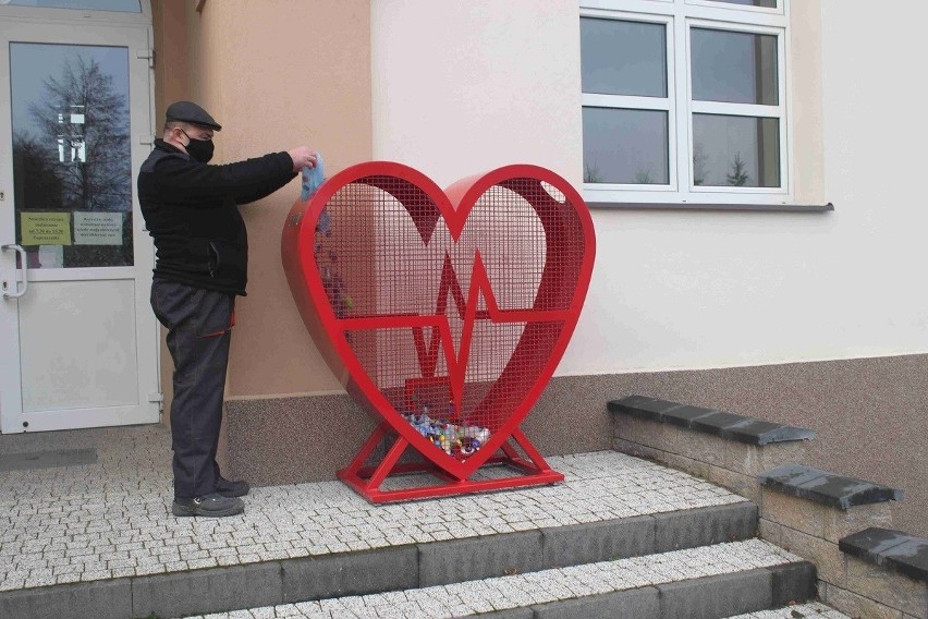 Wielkie czerwone serce na nakrętki przed szkołą w Mircu. To inicjatywa dyrektorki, Alicji Raczyńskiej