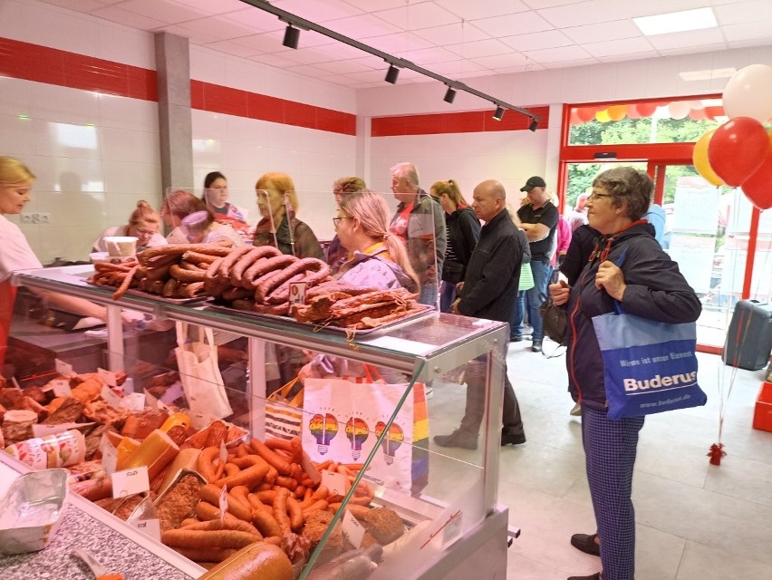Nowy sklep na osiedlu Michałów w Radomiu otwarty. Przy ulicy Królowej Jadwigi można kupić wędliny i mięso u "Żyły". Zobacz jak wygląda