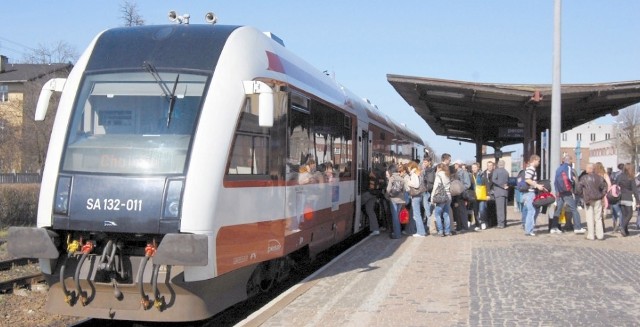 Szynobus na stacji w Chojnicach. Takim pojazdem przejadą się bytowianie 15 maja. 