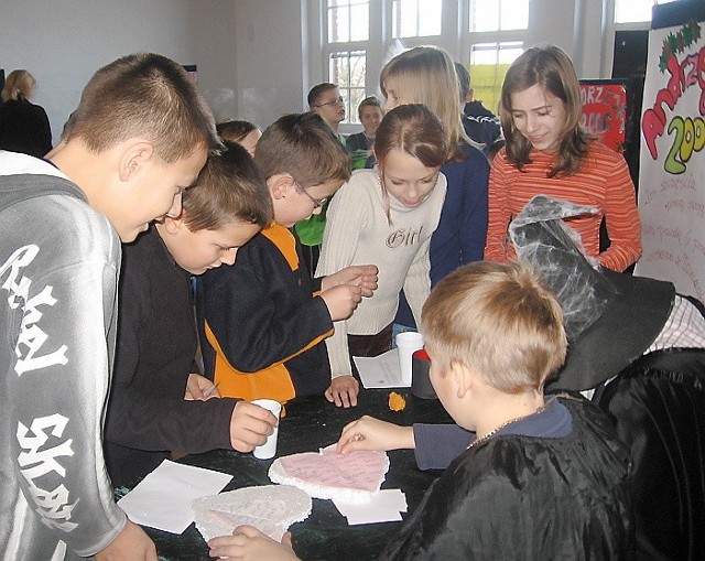 Poranek pełen magicznych sztuczek i obrzędów ludowych