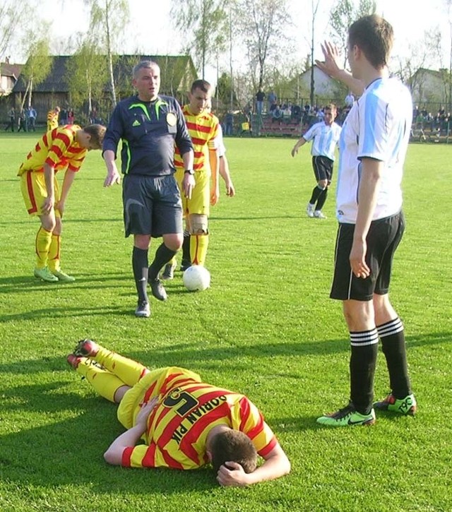 Piłkarze Sokoła (żółto-czerwone stroje) nie zachwycili i ulegli rywalowi z Pustkowa 1-2.