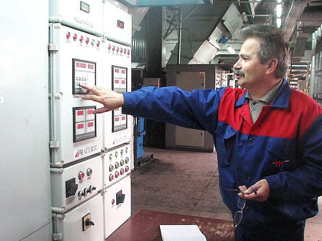 Ryszard Wasielewski, palacz kotłów wysokoprężnych sprawdza działanie instalacji