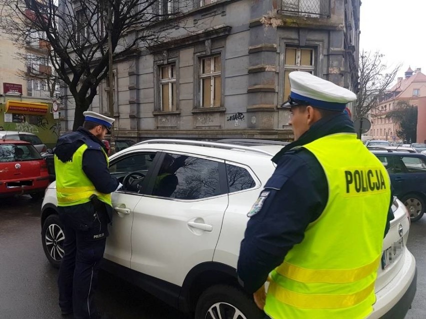 Policja kontroluje kierowców na zielonogórskim deptaku.