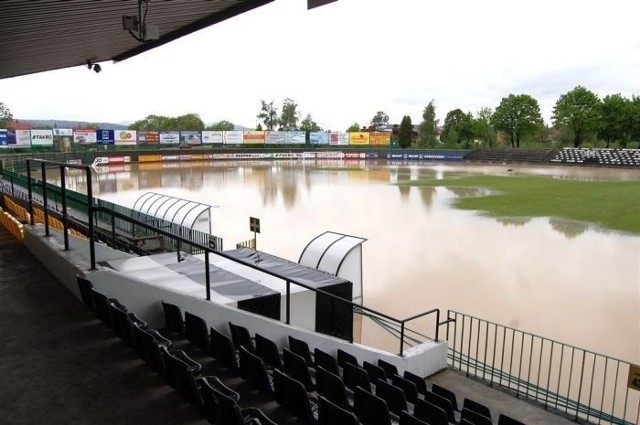 Woda zalała między innymi stadion Sandecji