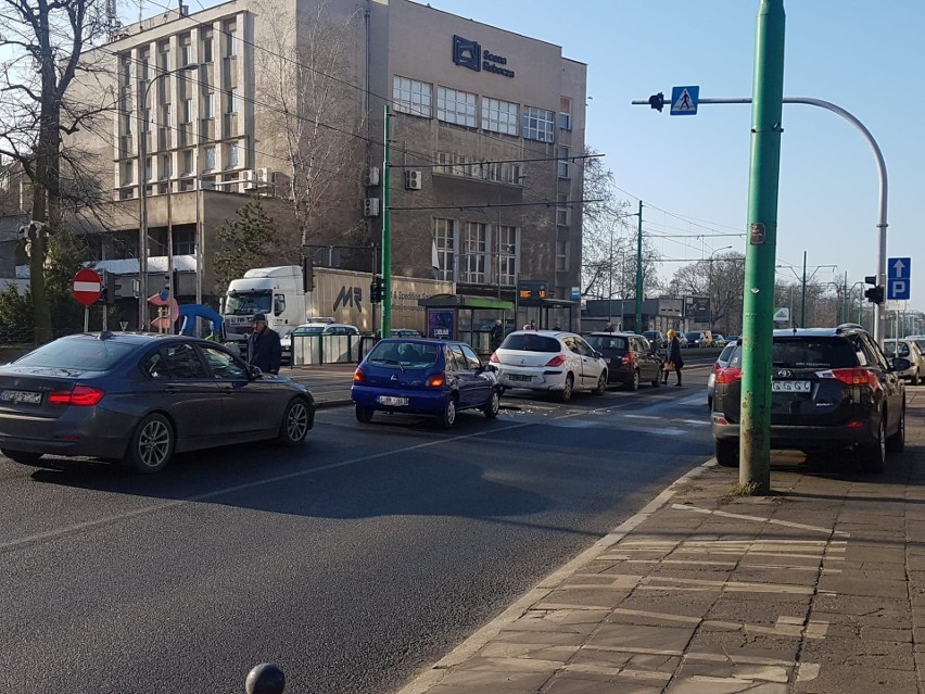 Poznań: Wypadek przed przejściem dla pieszych na Grunwaldzkiej. Zderzyły się trzy samochody