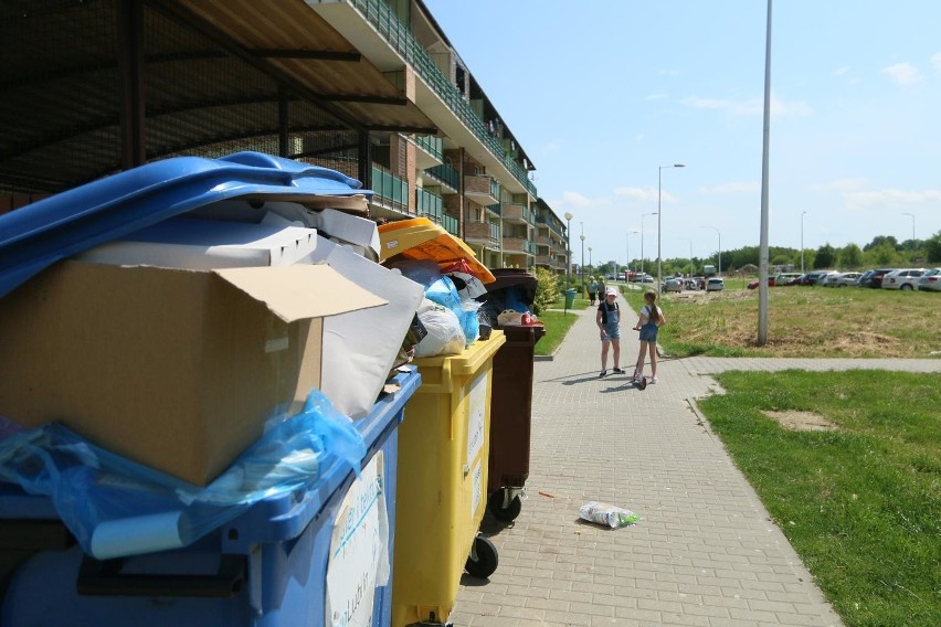 Przepełnione kontenery przy ul. Woronieckiego w Lublinie