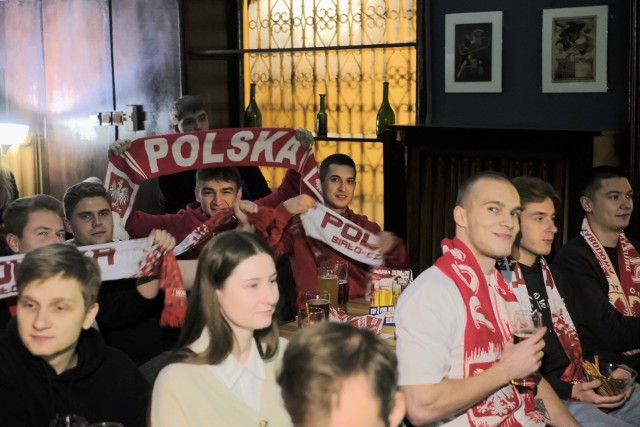 Kibice w lokalu "Deja Vu Pub" oraz innych pubach wspierają polskich kibiców podczas meczu Polski z Argentyną podczas meczu mistrzostw świataZobacz kolejne zdjęcia --->