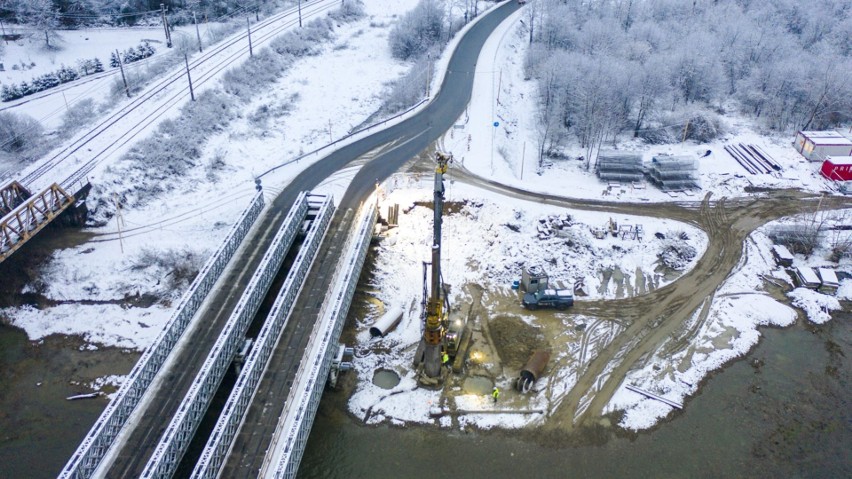 Trwa budowa mostu na Kamienicy w Nowym Sączu. Mimo zimy prace postępują. Kiedy przejedziemy wyczekiwana przeprawą? Zdjęcia z drona