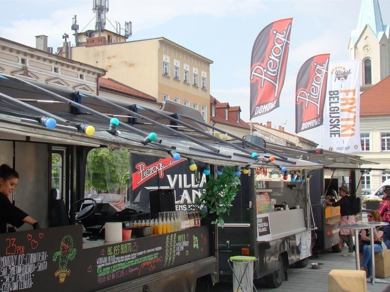 Festiwal Food Trucków na Rynku Głównym w Oświęcimiu. Rozkręca się czyli wielka uczta dla smakoszy kuchni z różnych stron świata [ZDJĘCIA]