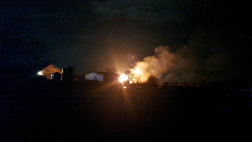 Pożar 700 balotów i pustostanu w miejscowości Chebdzie w powiecie włoszczowskim. To było podpalenie?