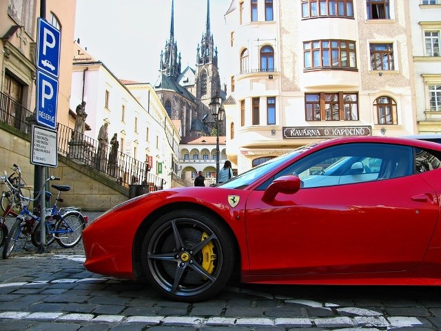 67 procent - aż tak wysoki jest udział Ferrari w rynku używanych aut klasycznych sprzedanych na aukcjach za minimum 5 mln funtów  