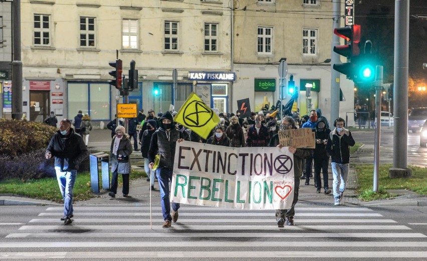 Strajk Kobiet w Gdańsku 18.11.2020. Zaplanowano wspólny marsz na Plac Solidarności. W ten sposób protestujący chcą poprzeć "Blokadę Sejmu"