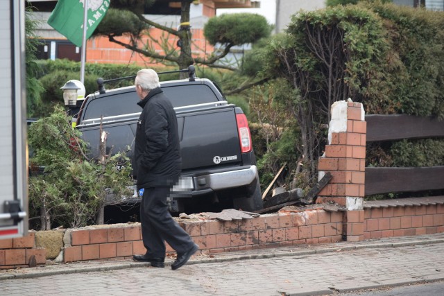 Na ulicy Gotartowickiej nissan wypadł z drogi i zniszczył ogrodzenie posesji