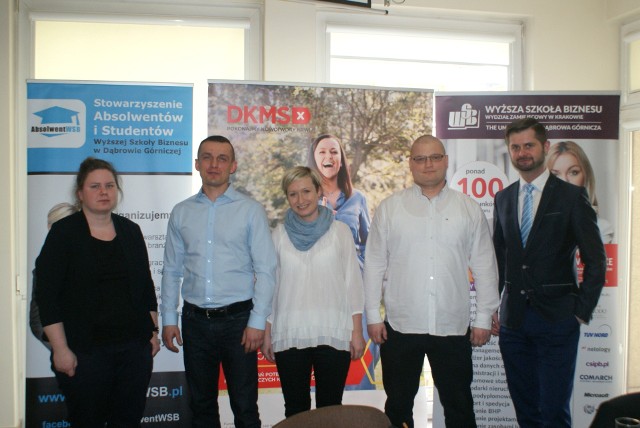 Uczestnicy poniedziałkowego spotkania w WSB (na zdjęciu grupowym): Aleksandra Błaszczyk, Wojciech Mucha, Marzena Przybyłek, Łukasz i Jacek Uroda