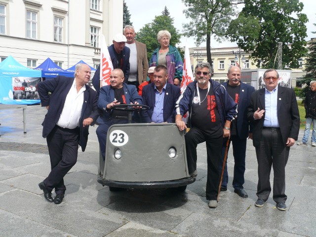Uczestnicy wydarzeń z czerwca 1976 roku po latach w towarzystwie autentycznego wózka akumulatorowego z Zakładów Mechanicznych "Łucznik" imienia generała Karola Świerczewskiego "Waltera".