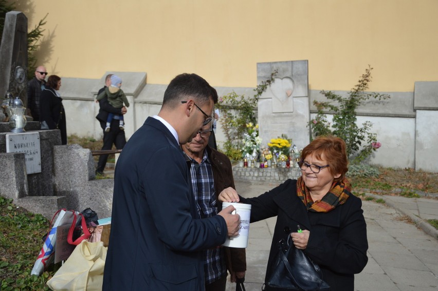 W dniu Wszystkich Świętych na cmentarzu w Miechowie poświęcono odnowiony grób i zbierano pieniądze na kolejne renowacje