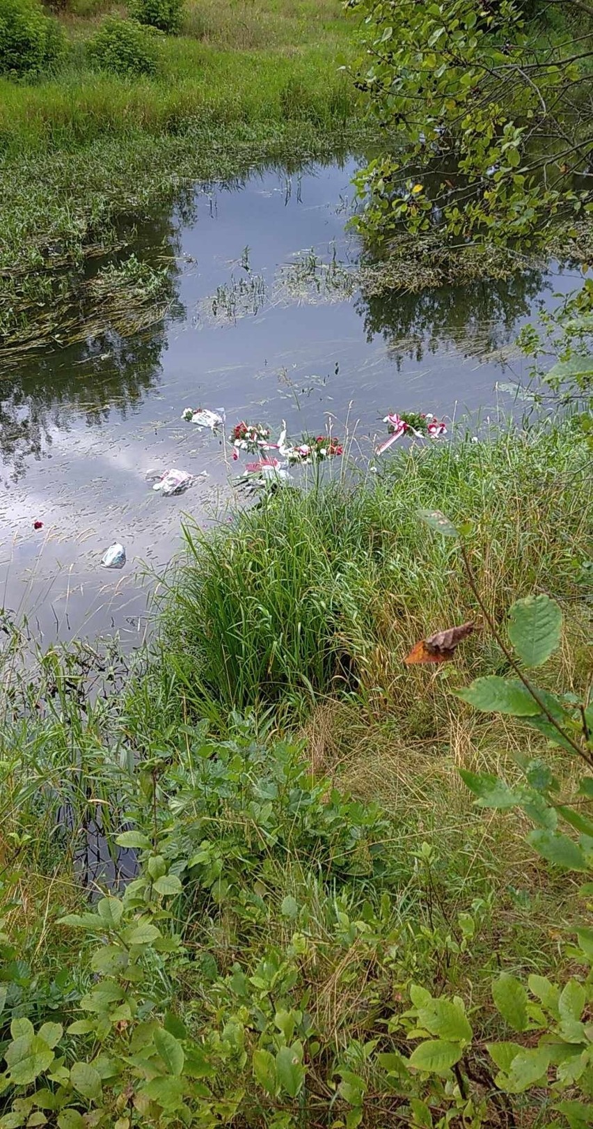 Wieńce i znicze odnaleziono w rzece Nurzec