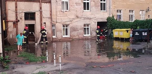 Tak wygląda na ul. Bolesława Chrobrego 21 - informuje nas Czytelnik. - W pobliżu nie ma studzienki, a po obfitych opadach tworzą się ogromne kałuże, a woda wlewa się do domu. Co na to Wspólnota Mieszkaniowa? Na miejscu mieszkańcom kamienicy pomagają bydgoscy strażacy, którzy ponadto interweniowali w innych miejscach na terenie Bydgoszczy. Do tematu zalanej kamienicy przy ul. Chrobrego 21 wrócimy. Na zdjęciu strażacy i właścicielka mieszkania, której woda zalała kuchnię i łazienkę. Dlaczego warto nosić odblaski? Mówi Sławek Piotrowski.