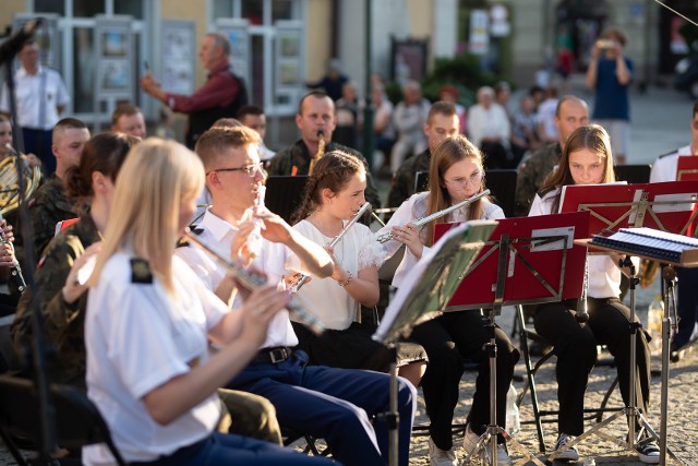 Poligon muzyczny, czyli fuzja orkiestry wojskowej i cywilnej, podczas niezwykłego koncertu w żarskim Rynku
