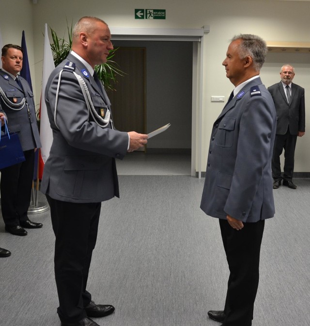 Podinsp. Andrzej Kot (z prawej) został szefem miechowskim policjantów