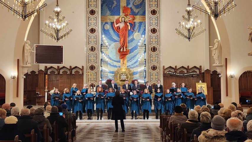 Ostrołęcki Chór Kameralny zaśpiewał w kościele pw. Zbawiciela Świata w Ostrołęce. 22.11.2023 wystąpił z koncertem pieśni sakralnych