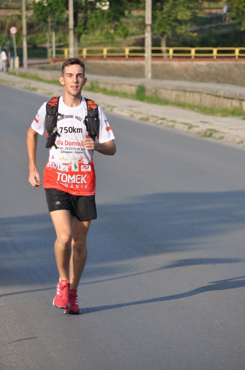 Tomasz Sobania biegnie charytatywnie dla Dominiki. W niedzielę odwiedzi rodzinę w Skaryszewie