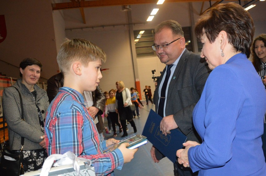 Skawina. 10-letni Hubert Kosiński jest pierwszym uczniem, któremu nadano tytuł „Super Bohatera”. Pomógł starszej pani, która upadła