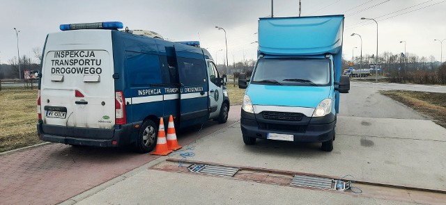 Ponad 120 pojazdów skontrolowali funkcjonariusze mazowieckiej Inspekcji Transportu Drogowego. Inspektorzy sprawdzali ich wagę i stan techniczny.