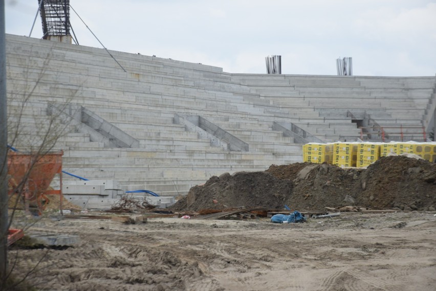Budowa stadionu dla Radomiaka. Ciężki sprzęt pracuje. Ile dni pozostało do oddania obiektu do użytku? Zobacz najnowsze zdjęcia 