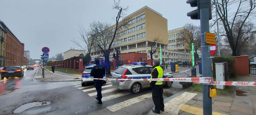 Alarm bombowy na terenie Politechniki Łódzkiej przy ul. Radwańskiej. Ochroniarz znalazł fiolki z podejrzaną cieczą ZDJĘCIA