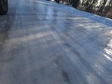 Drogi jak lodowisko. Mieszkańcy mówią o "ice trail" i pomstują na władze powiatu sokólskiego za nieposypane odcinki. Zobacz zdjęcia