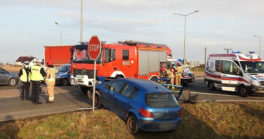 Na DK nr 10 zderzyły się dwa auta osobowe, w których...