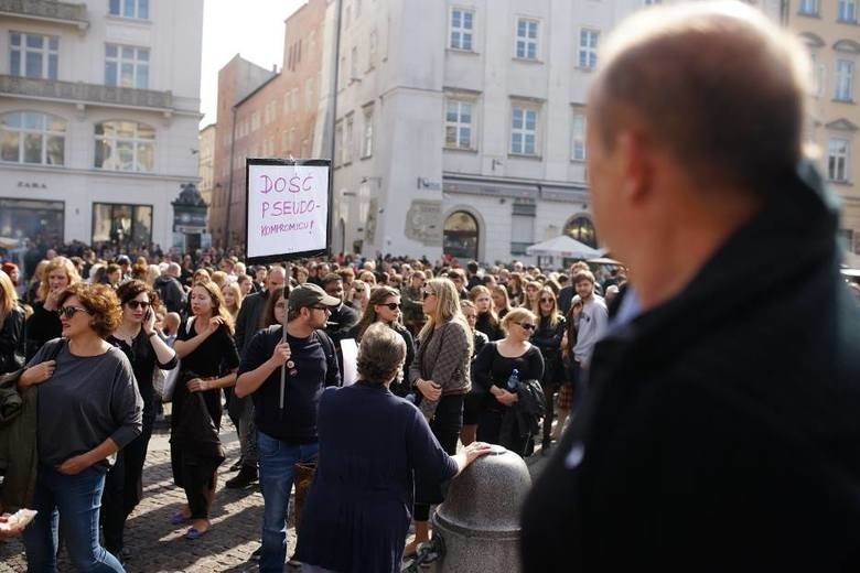 Czarny protest w Krakowie. Ulicami miasta przejdzie marsz...