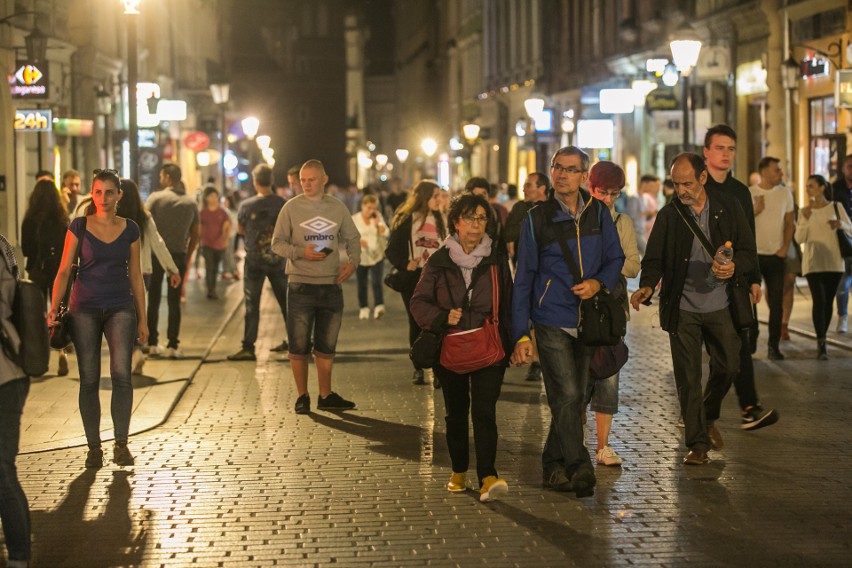 Tłumy turystów i imprezowiczów opanowały Kraków. Tak wygląda nocne życie miasta [ZDJĘCIA