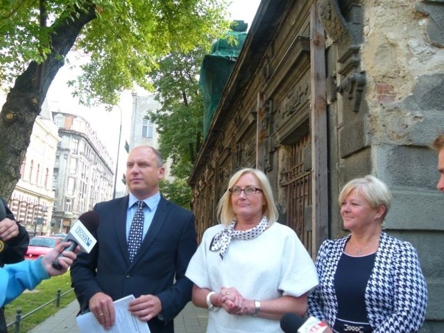 Radni opozycji (Łukasz Magin, Joanna Kopcińska i Wiesława Zewald) chcą by remonty kamienic w Łodzi zostały wsparte specjalnym programem rządowym.