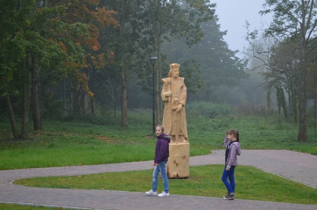 Król Kazimierz Jagiellończyk stoi w pobliżu obelisku upamiętniającego wojnę 13-letnią.