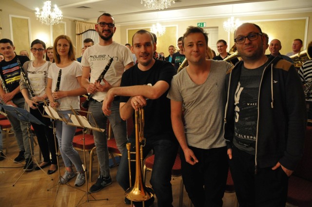Czesław Mozil razem z muzykami ze Zdrowego Bandu podczas nagrywania „Chłopców radarowców” w pałacu w Pawłowicach.