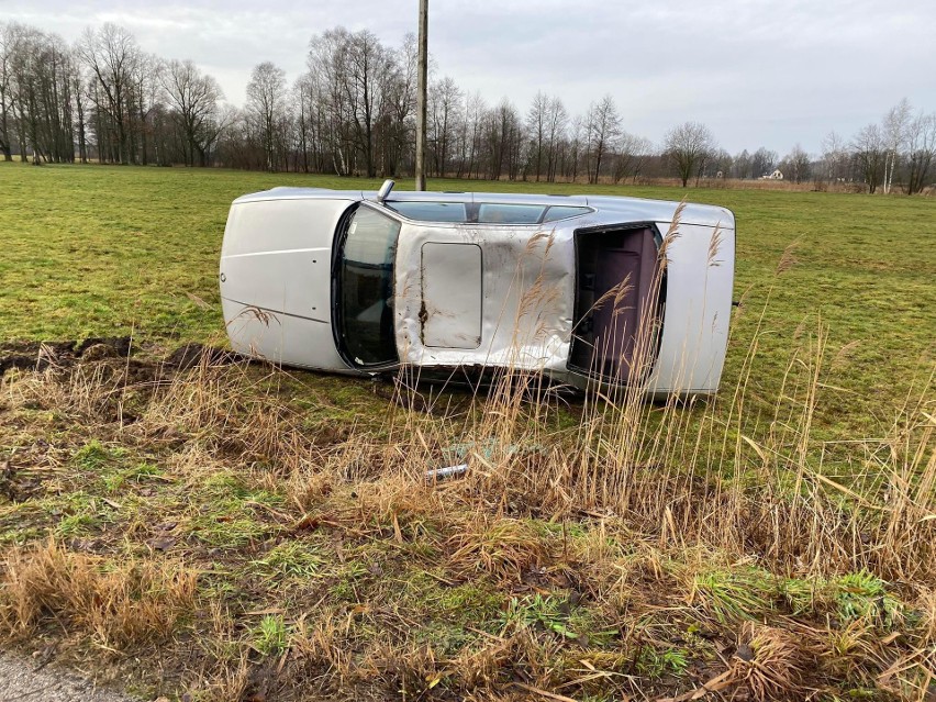 Wypadek w Golance, gm. Kadzidło. 5.01.2022. Samochód osobowy wylądował na przydrożnym polu, do szpitala trafiło niemowlę. Zdjęcia