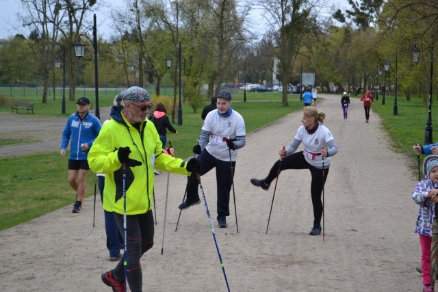 Ponad pół setki miłośników biegania i marszu kijkami stawiło się na starcie pierwszego w tym roku wyścigu. Grand Prix Tężnie Run Ciechocinek 2017 w Biegach i Nordic Walking. To już trzecia edycja imprezy cieszącej się coraz większym zainteresowaniem.