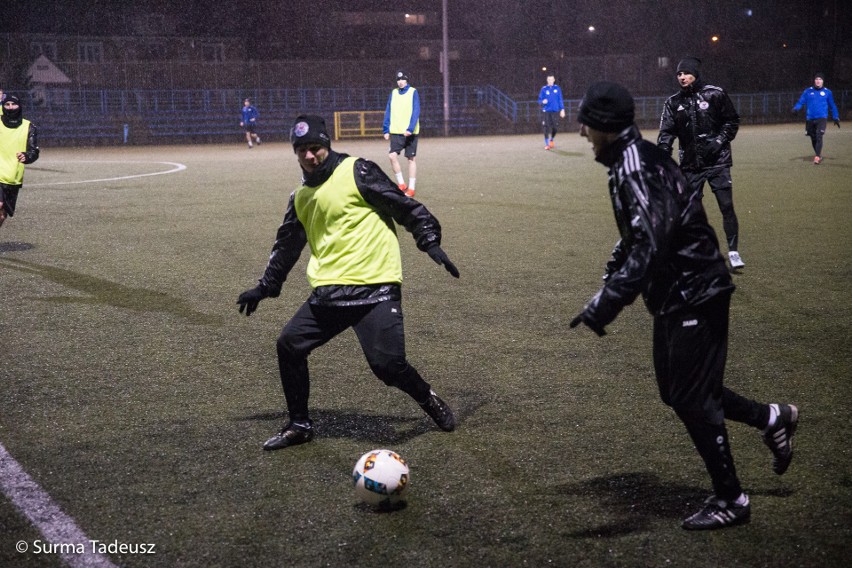 Piłkarze Błękitnych Stargard trenują na stadionie przy ulicy...