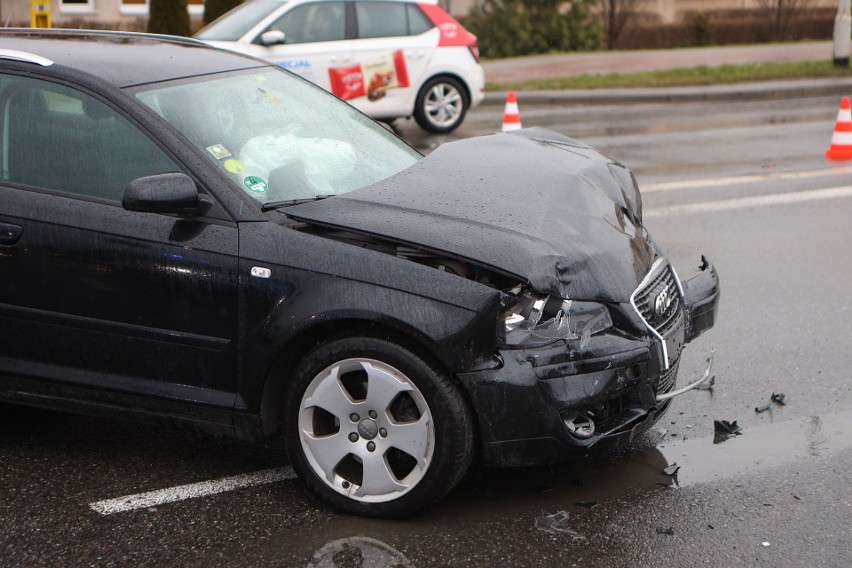 Wypadek na ul. Lwowskiej w Przemyślu. Audi A3 zderzyło się z audi A6. Do szpitala zabrano dwie osoby [ZDJĘCIA, WIDEO]
