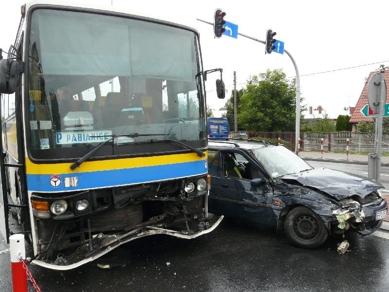 Groźny wypadek w Dobroniu. Zderzenie autobusu z fordem escortem. Są ranni [zdjęcia]