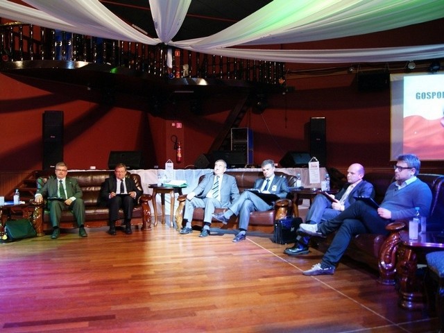 Na zdjeciu od lewej: Tomasz Przerwa (PO), Kazimierz Ziemba (PSL), Kazimierz Drzazga (PiS), Aleksander Milewski (PJN), Zbigniew Trojanowski (SLD), Stelios Alewras (Ruch Palikota).