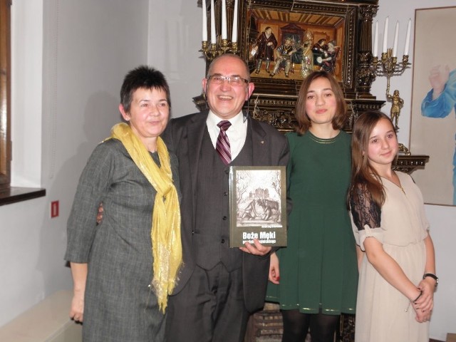 Andrzej Ortmann z żoną i córkami na promocji wydawnictwa w Kurzej Stopie