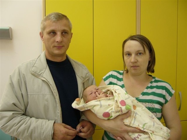syn Iwony i Wiesława Ładów z Ostrołęki urodził się  w czwartek, 19 czerwca . Ważył 3840 g i mierzył 58 cm. Ma rodzeństwo-Natalię (10 lat) i Annę (6 lat)